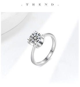 Detailopname van de S925 zilveren ring met klassieke 4-potige moissanite zetting