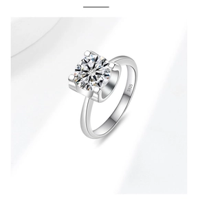 Macro-opname van de S925 zilveren stempel en vier-klauw moissanite zetting op de ring