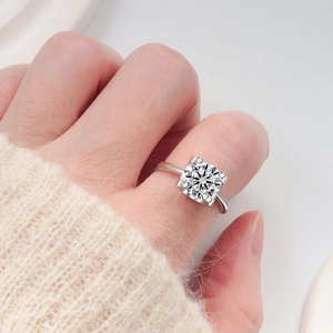 Elegante S925 sterling zilveren solitair moissanite ring met klassieke vier-klauwzetting