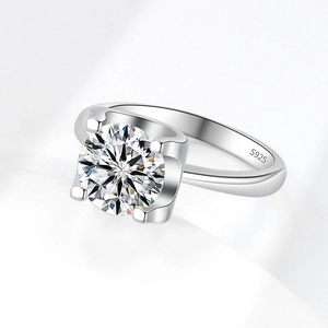 Klassieke S925 sterling zilveren ring met ronde moissaniet in een vier-klauwzetting