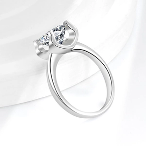 Klassieke S925 sterling zilveren moissanite ring met elegante zes-klauw zetting op zijde
