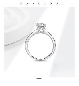 Vue macro d'une bague en argent S925 avec une moissanite ronde sertie à quatre griffes