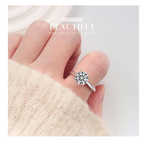 Gros plan d'une bague classique en argent S925 sertie d'une moissanite à six griffes