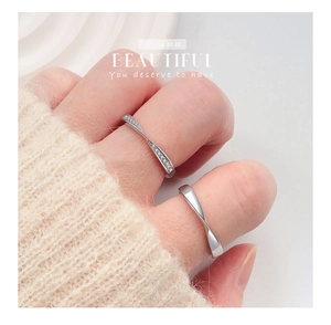 Nahaufnahme der S925 Sterling Silber Moissanit Drehringe getragen am Modellfinger