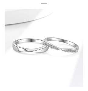 Nahaufnahme von S925 Sterling Silber Mobius Paar Ringen mit poliertem Finish und Steinen