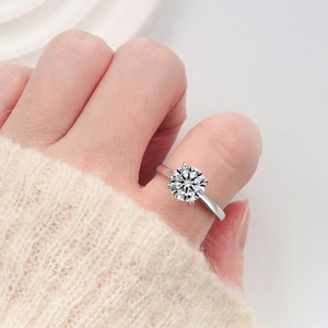 Bague classique en argent sterling S925 avec moissanite ronde étincelante et serti à six griffes