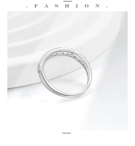 Detalle de anillo de plata S925 con circonitas brillantes sobre un fondo blanco neutro
