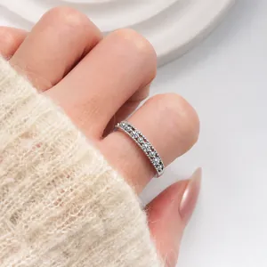Primer plano del anillo de media eternidad en plata 925 con circonitas brillantes