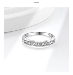 Detalle de anillo de plata S925 con pavé de circonitas y bordes con cuentas delicadas