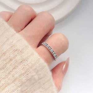 Anillo de plata S925 con circonitas brillantes y borde de cuentas en mano mujer