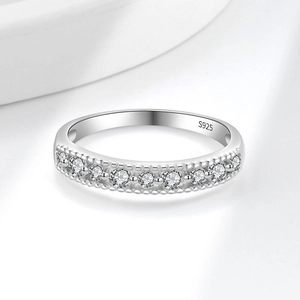 Elegante anillo de plata de ley S925 con diamantes brillantes y bordes perlados