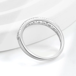 Anillo elegante de plata de ley S925 con diamantes brillantes y un diseño minimalista