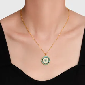 Détail du collier œil protecteur en argent S925 avec pavé de turquoise sur un mannequin