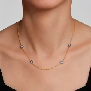 Détail du collier S925 argent doré avec cinq pendentifs œil bleu turquoise de luxe
