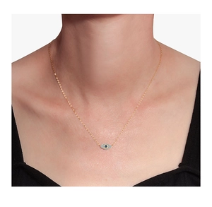 Gros plan du collier œil protecteur en argent S925 avec turquoise et pavé de zircons