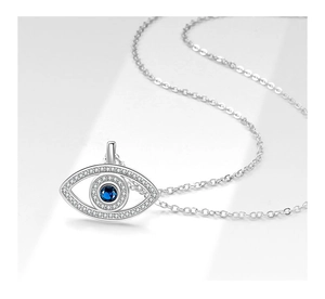 Vue macro d'un collier œil protecteur en argent avec turquoise et zircons blancs sertis