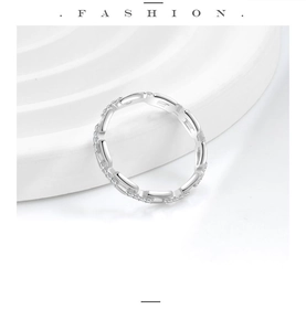 Detailed view of silver S925 chain link ring with pavé diamonds on a white pedestal