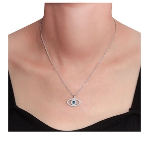 Gros plan du collier œil protecteur en argent S925 avec turquoise et zircons