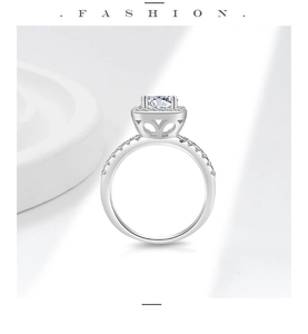 Detailansicht eines Moissanit-Rings mit Prinzess-Schliff und seitlichem Herz-Detail