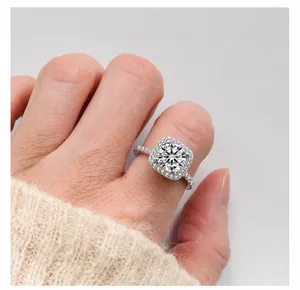 Detaillierte Nahaufnahme eines 1-Karat-Moissanit-Rings mit quadratischem Halo-Effekt
