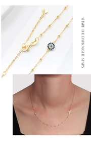 Détail du collier en argent S925 avec pendentif œil maléfique et croix en turquoise