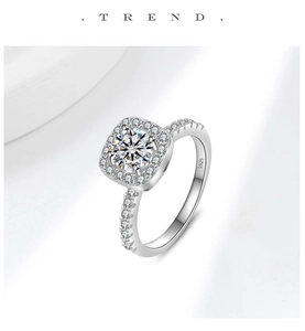 Detailansicht des S925 Sterlingsilberrings mit Prinzessin-Halo und Moissanit-Hauptstein