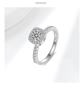 Detail eines S925 Sterlingsilber Halo-Rings mit quadratischem Moissanit und Pavé-Besatz