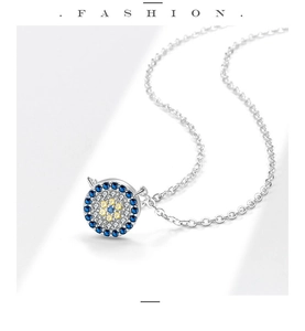Détail du collier mauvais œil en argent S925 avec incrustation turquoise et zircon