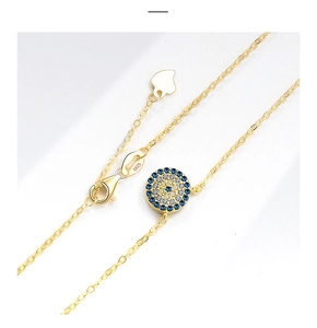 Détail du pendentif œil maléfique en argent S925 doré avec turquoise bleue et fermoir mousqueton
