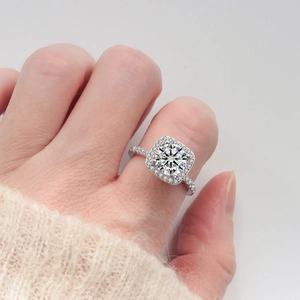 Eleganter 1 Karat Moissanit-Ring mit rundem Hauptstein und Pavé-Silberband in Halo-Optik
