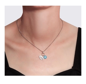 Détail du collier en argent 925 avec pendentif œil de démon turquoise et bleu