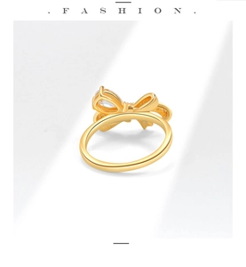 Vue détaillée d'une bague en argent S925 plaqué or avec nœud et zircons blancs