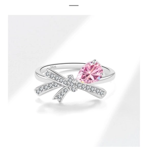 Détail d'une bague en argent S925 avec pierre rose en goutte et design de nœud