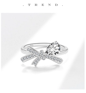 Détail d'une bague en argent S925 avec design nœud et pierre en zircone poire