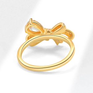 Bague nœud en argent S925 avec zircon goutte d'eau et serti pavé sur fond blanc épuré