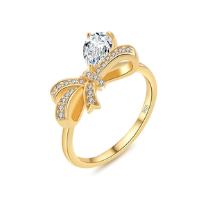 Bague nœud en argent sterling S925 avec zircon poire et placage d'or sur fond blanc