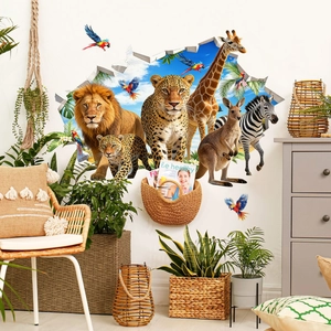 Detalle de vinilo decorativo 3D con animales de la selva que parecen romper la pared interior