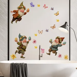 Oster-Aquarell-Zwerge mit bunten Eiern und Schmetterlingen auf einer weißen Wand