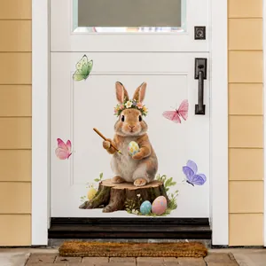 Detailansicht eines Osterhasen-Wandstickers mit bunten Eiern und Schmetterlingen auf einer Tür