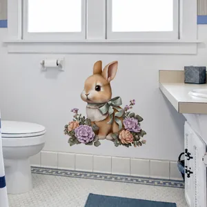 Detail eines Cartoon-Hasen-Wandstickers mit Blumenmotiven in einem modernen Badezimmer