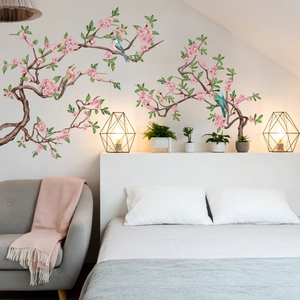 Detalle de vinilo decorativo de flores de cerezo rosa y pájaros en dormitorio