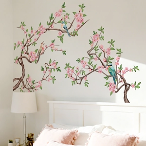Detalle de ramas florales rosas y aves coloridas vinilos de pared en dormitorio moderno