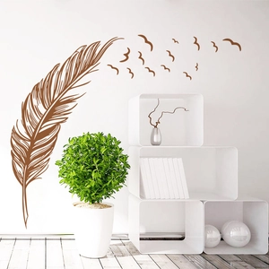 Detail von minimalistischem braunem Feder Wandtattoo mit fliegenden Vögeln an der Wand