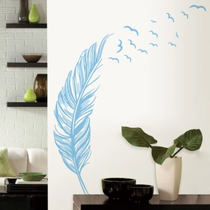 Kreativer hellblauer Feder Wandsticker mit fliegenden Vögeln für das moderne Zuhause