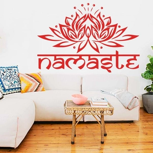 Artistieke rode lotus muursticker met namaste tekst voor yoga huisdecoratie