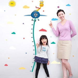 Detailed wall sticker height chart featuring a giraffe in a blue airplane from 50cm to 170cm