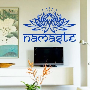 Blauwe lotusbloem muursticker met namaste tekst voor yoga kamer en woonkamer decoratie