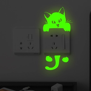 Pegatina de pared de gato verde fluorescente que brilla sobre el interruptor de luz