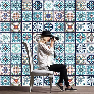 Europese bloemen tegels stickers met vintage bohemien patronen op een woonkamer muur