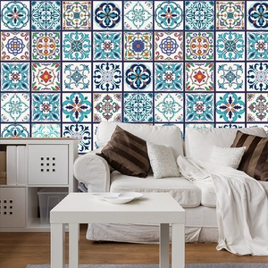 Detail van kleurrijke wandtegelstickers in Marokkaanse stijl in een woonkamer